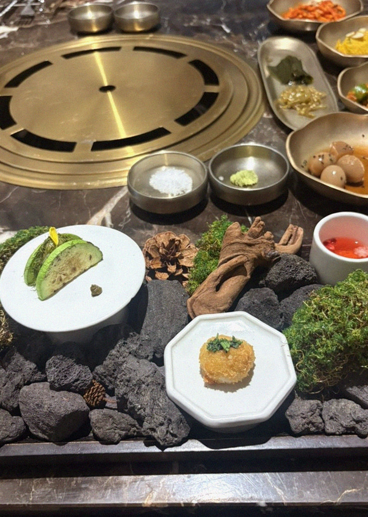 대보정 시청역점 · 서울역 맛집 광화문 맛집 · 정갈하게 차려진 반찬과 곁들임 찬