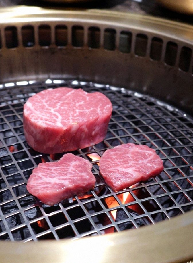DAEBOJUNG City Hall · Hanwoo beef grilling over binchotan charcoal