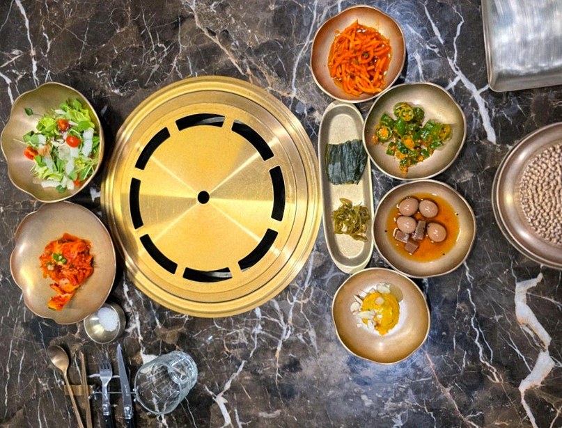 DAEBOJUNG City Hall · assorted Korean side dishes (banchan)