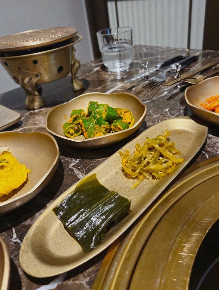 대보정 여의도점 · 더현대 맛집 · 정갈하게 차려진 반찬과 곁들임 찬