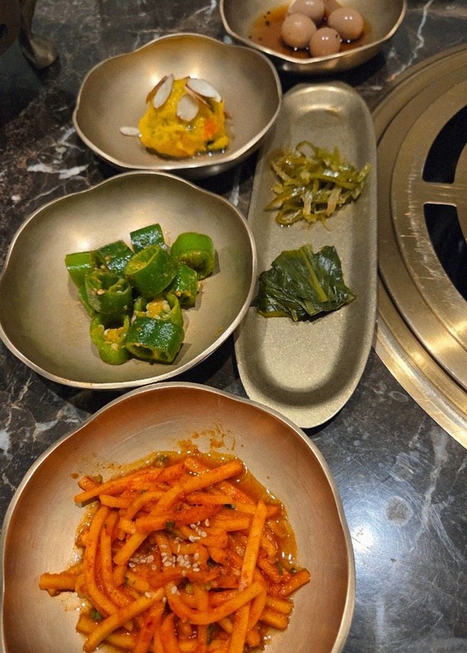대보정 여의도점 · 더현대 맛집 · 정갈하게 차려진 반찬과 곁들임 찬
