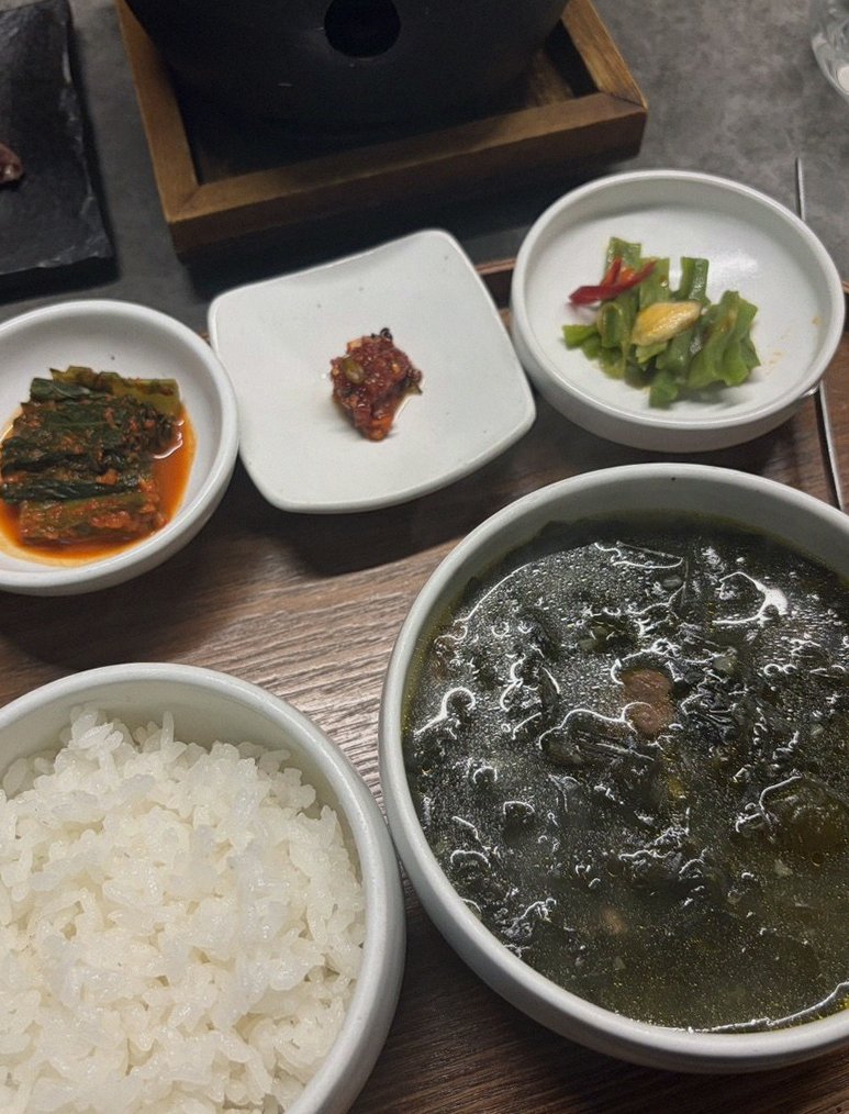 고우가 여의도점 · 더현대 맛집 더현대서울 맛집 · 정갈하게 차려진 반찬과 곁들임 찬