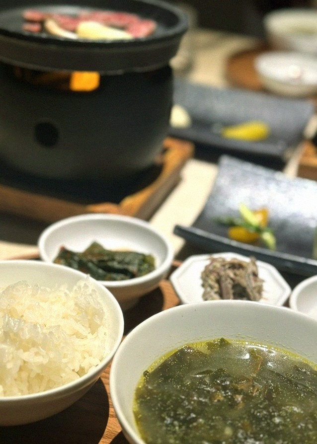 우아라 광화문점 · 안국 역 고기맛집 · 정갈하게 차려진 반찬과 곁들임 찬