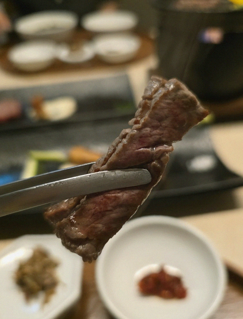 우아라 여의도점 · 여의도 콜키지프리 · 마블링이 살아있는 프리미엄 한우 쇼잉