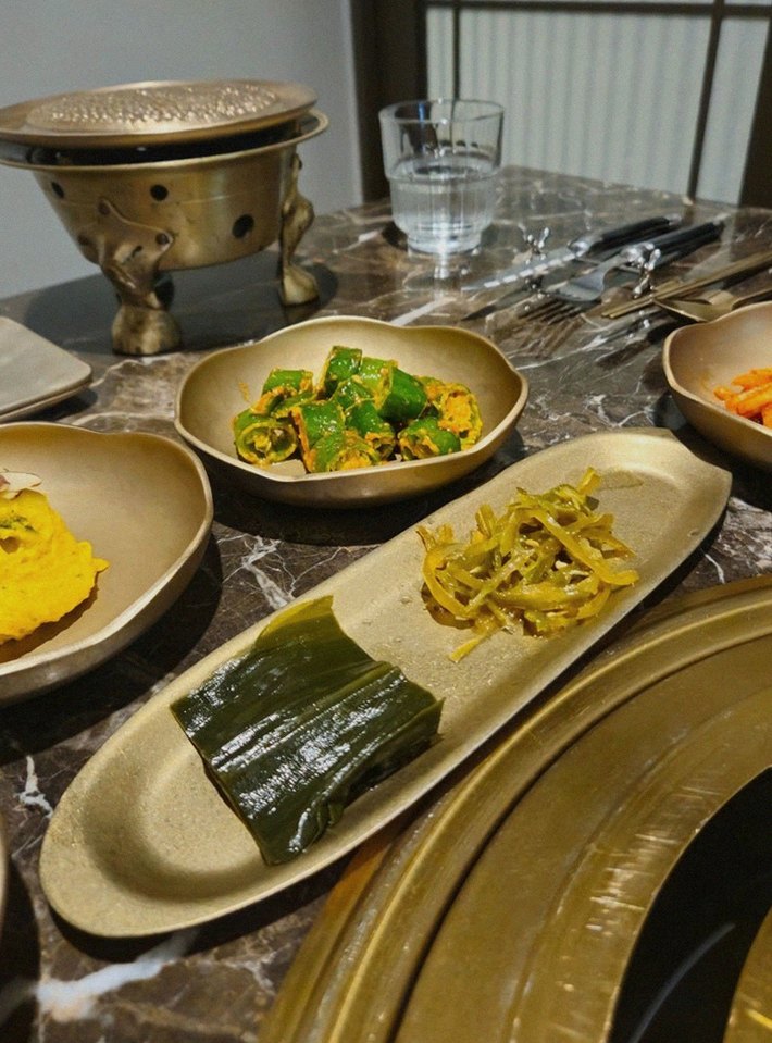 대보정 시청역점 · 시청역 고기맛집 · 정갈하게 차려진 반찬과 곁들임 찬
