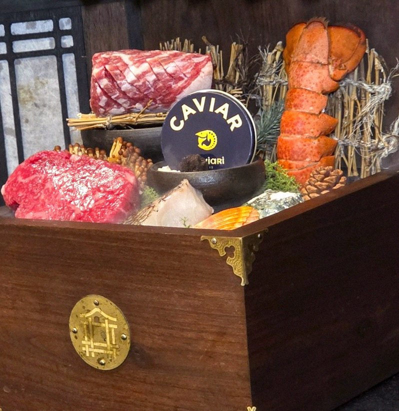 DAEBOJUNG City Hall · 招牌韩牛展示 — 木盒中呈现的雪花韩牛与鱼子酱