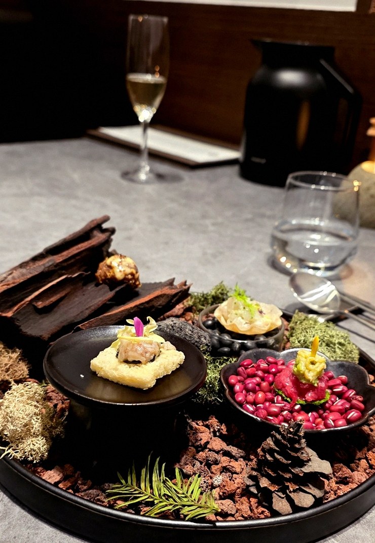 WOOHANA Jonggak · the signature Hanwoo showing — marbled beef cuts and caviar presented in a display chest