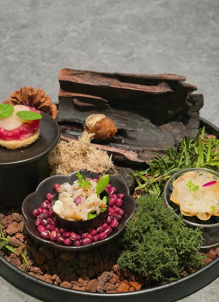 WOOHANA Jonggak · the signature Hanwoo showing — marbled beef cuts and caviar presented in a display chest