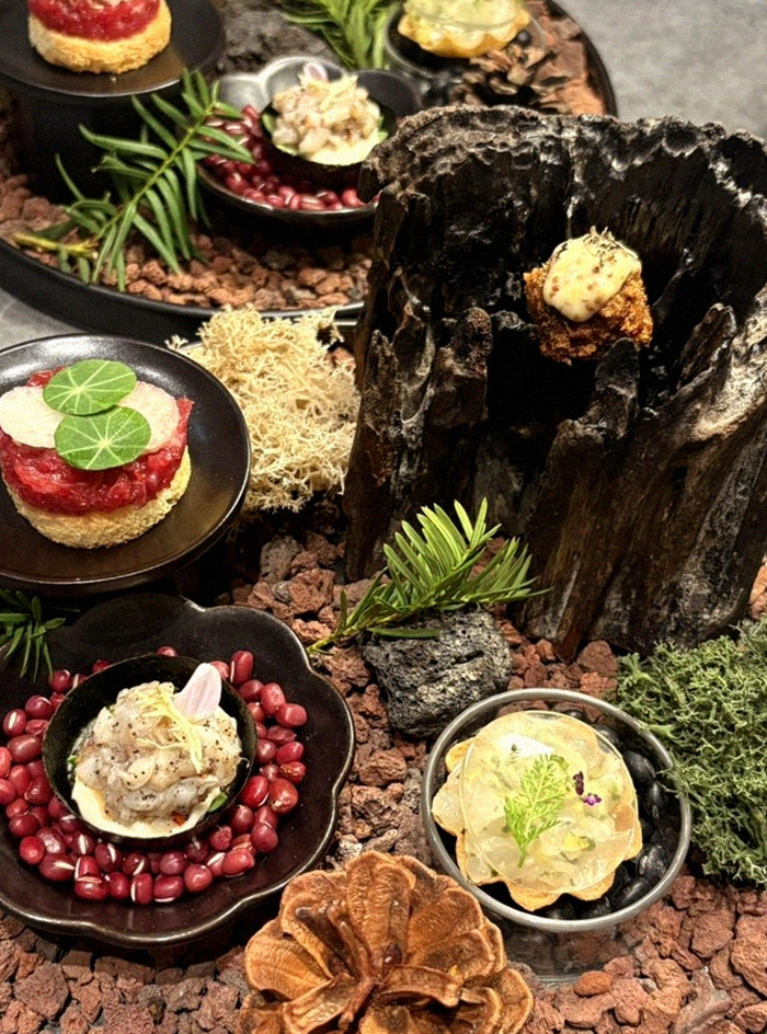WOOHANA Jonggak · the signature Hanwoo showing — marbled beef cuts and caviar presented in a display chest