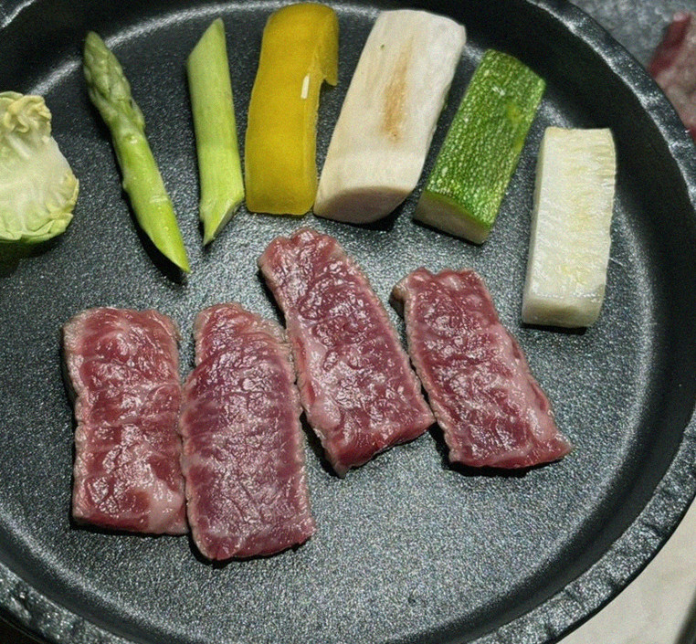 우아라 여의도점 · 영등포 고기맛집 · 마블링이 살아있는 프리미엄 한우 쇼잉