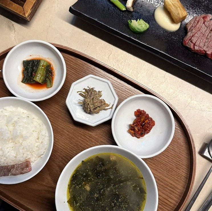우아라 여의도점 · 영등포 고기맛집 · 정갈하게 차려진 반찬과 곁들임 찬