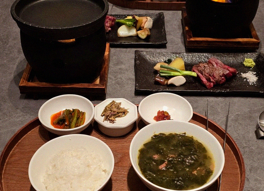 우하나 종각역점 · 충정로역 맛집 · 정갈하게 차려진 반찬과 곁들임 찬