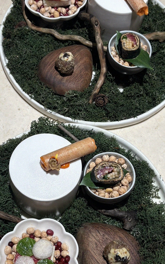 WOOARA Yeouido · the signature Hanwoo showing — marbled beef cuts and caviar presented in a display chest