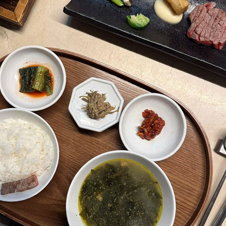WOOARA Yeouido · assorted Korean side dishes (banchan)