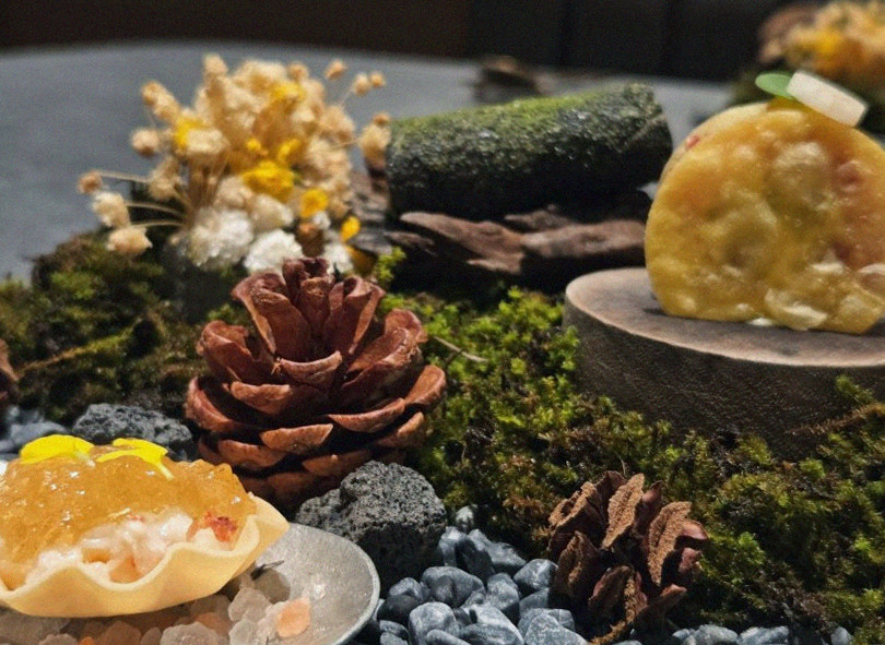 GOWOOGA Gangnam·Yeoksam · the signature Hanwoo showing — marbled beef cuts and caviar presented in a display chest