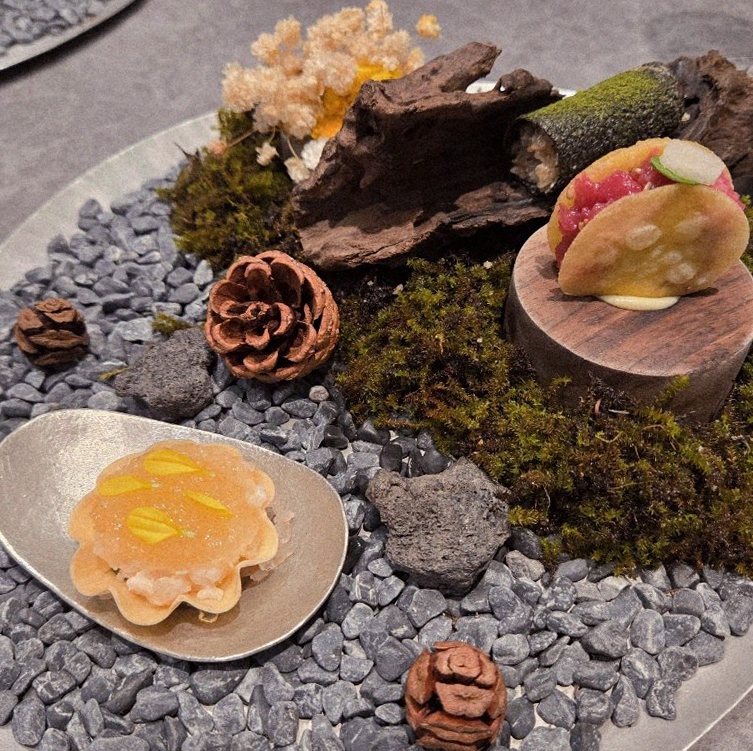 GOWOOGA Gangnam·Yeoksam · seafood course served alongside the beef