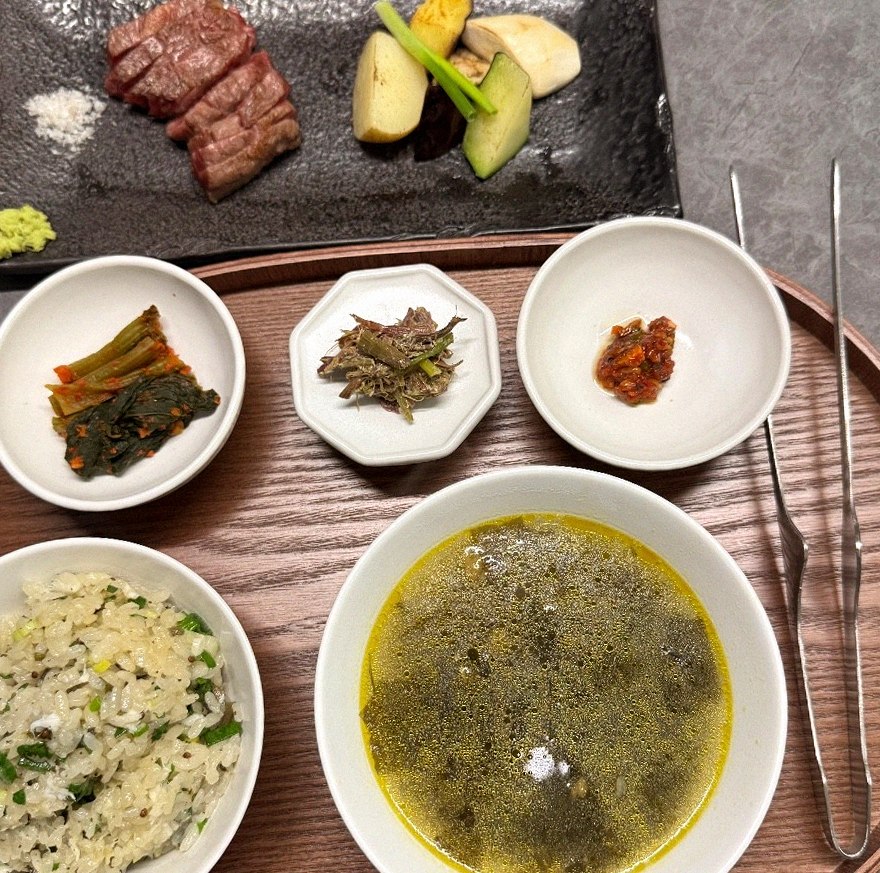 우하나 종각역점 · 서촌 데이트 · 정갈하게 차려진 반찬과 곁들임 찬