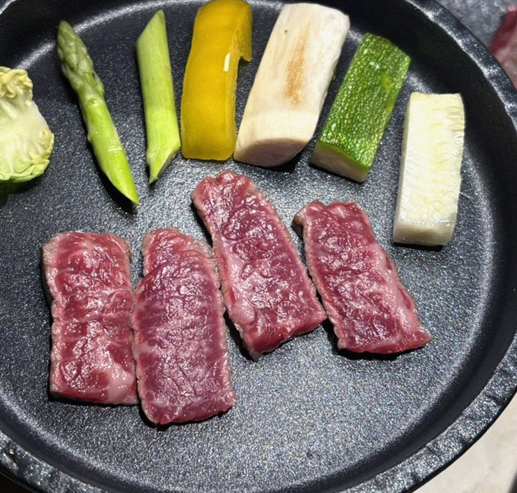 WOOARA Gwanghwamun · premium marbled Hanwoo beef presented before grilling