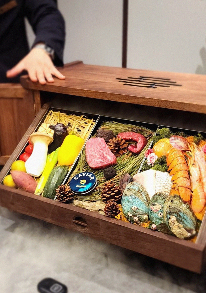 WOOHANA Yeouido · 招牌韩牛展示 — 木盒中呈现的雪花韩牛与鱼子酱