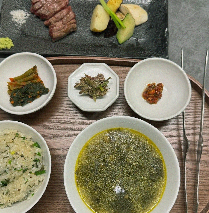 우하나 여의도점 · 퐁피두 맛집 · 정갈하게 차려진 반찬과 곁들임 찬
