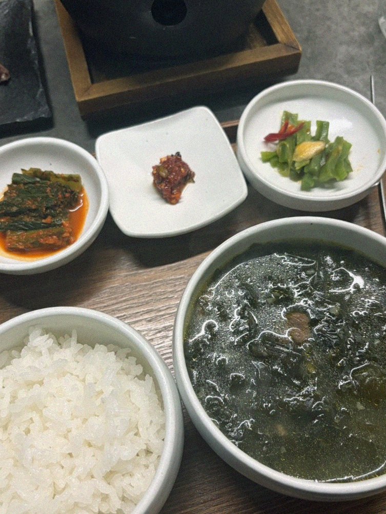 고우가 여의도점 · 여의도 고기맛집 · 정갈하게 차려진 반찬과 곁들임 찬