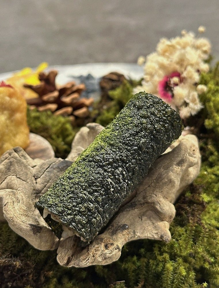 GOWOOGA Yeouido · the signature Hanwoo showing — marbled beef cuts and caviar presented in a display chest