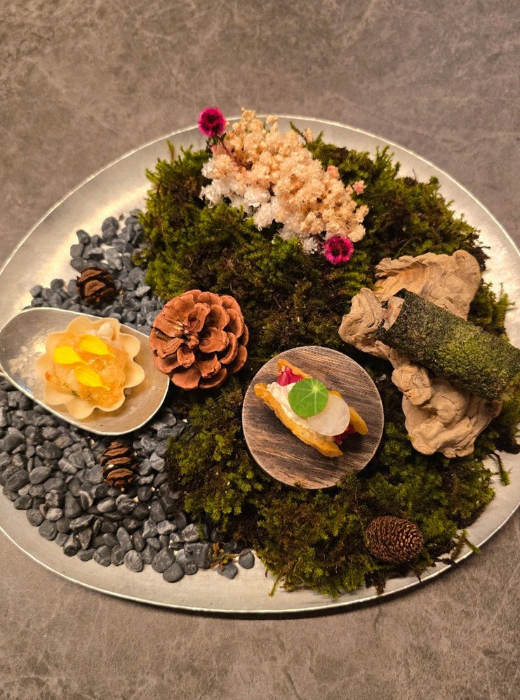 GOWOOGA Yeouido · seafood course served alongside the beef