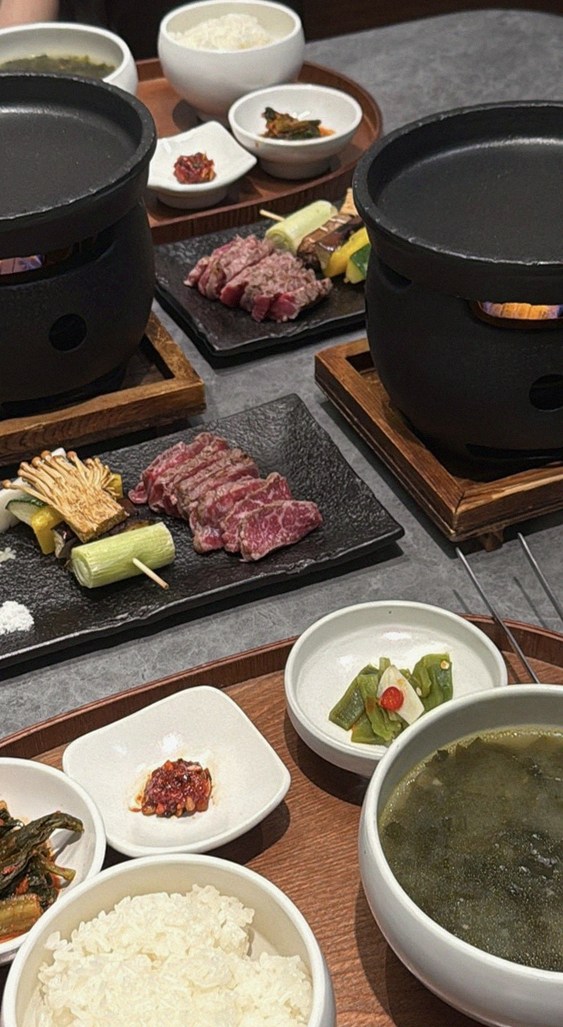 GOWOOGA Gangnam·Yeoksam · the signature Hanwoo showing — marbled beef cuts and caviar presented in a display chest
