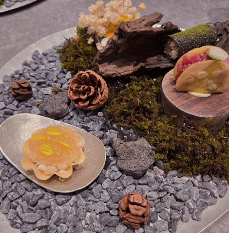 GOWOOGA Gangnam·Yeoksam · seafood course served alongside the beef