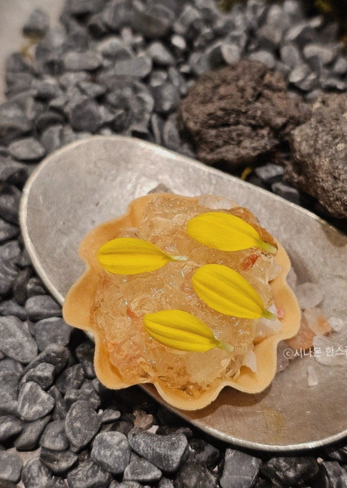 GOWOOGA Gangnam·Yeoksam · fresh Hanwoo beef tartare (yukhoe)