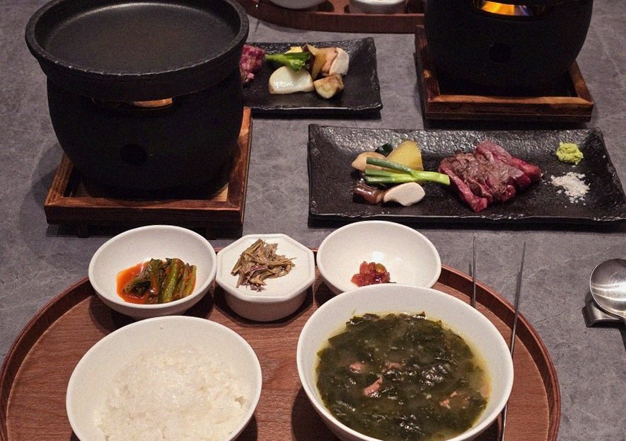 우하나 여의도점 · 여의도 맛집 더현대 맛집 · 정갈하게 차려진 반찬과 곁들임 찬