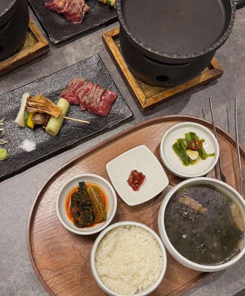 고우가 광화문점 · 서울 상견례식당 · 정갈하게 차려진 반찬과 곁들임 찬