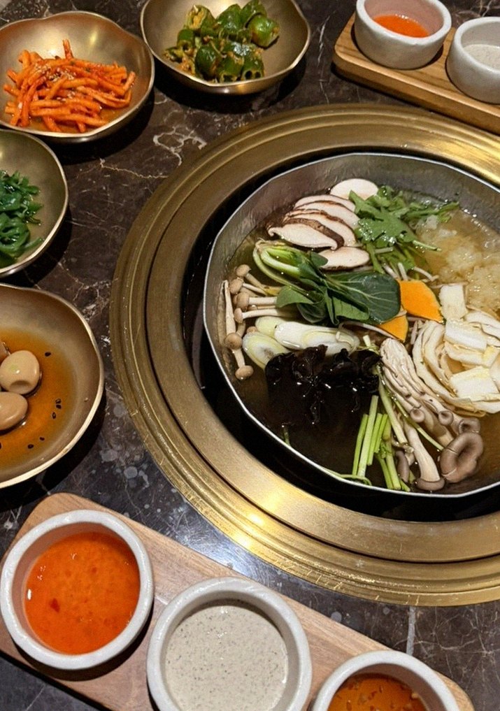 대보정 여의도점 · 정갈하게 차려진 반찬과 곁들임 찬