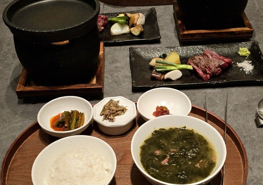 WOOHANA Jonggak · assorted Korean side dishes (banchan)