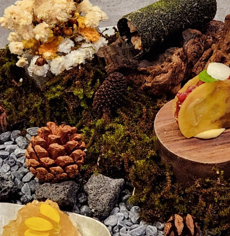 GOWOOGA Gangnam·Yeoksam · the signature Hanwoo showing — marbled beef cuts and caviar presented in a display chest