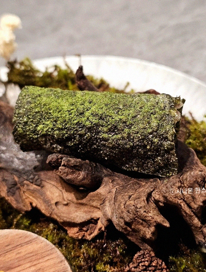 GOWOOGA Gangnam·Yeoksam · the signature Hanwoo showing — marbled beef cuts and caviar presented in a display chest