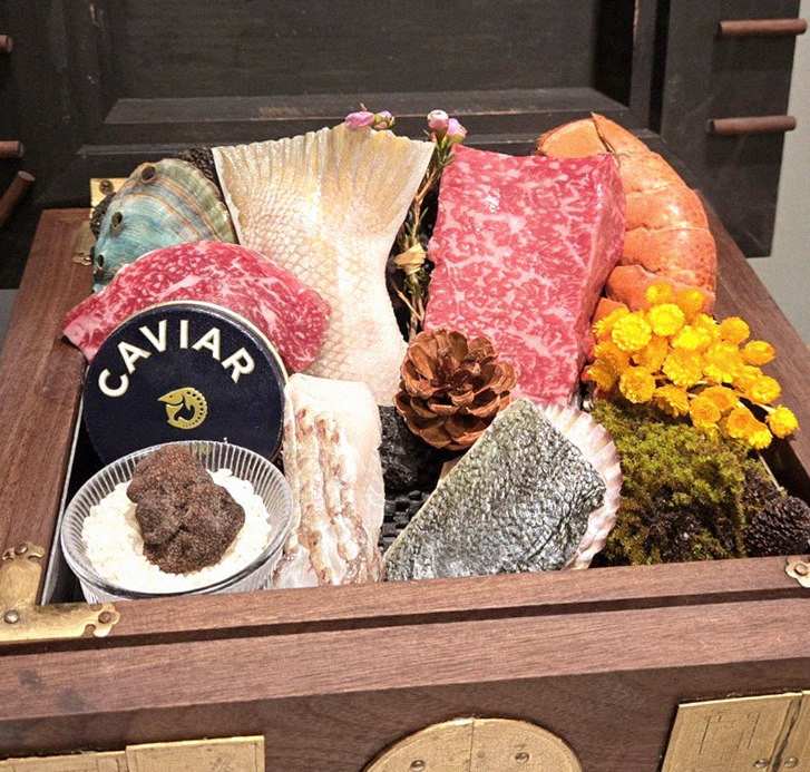 GOWOOGA Gangnam·Yeoksam · 招牌韩牛展示 — 木盒中呈现的雪花韩牛与鱼子酱