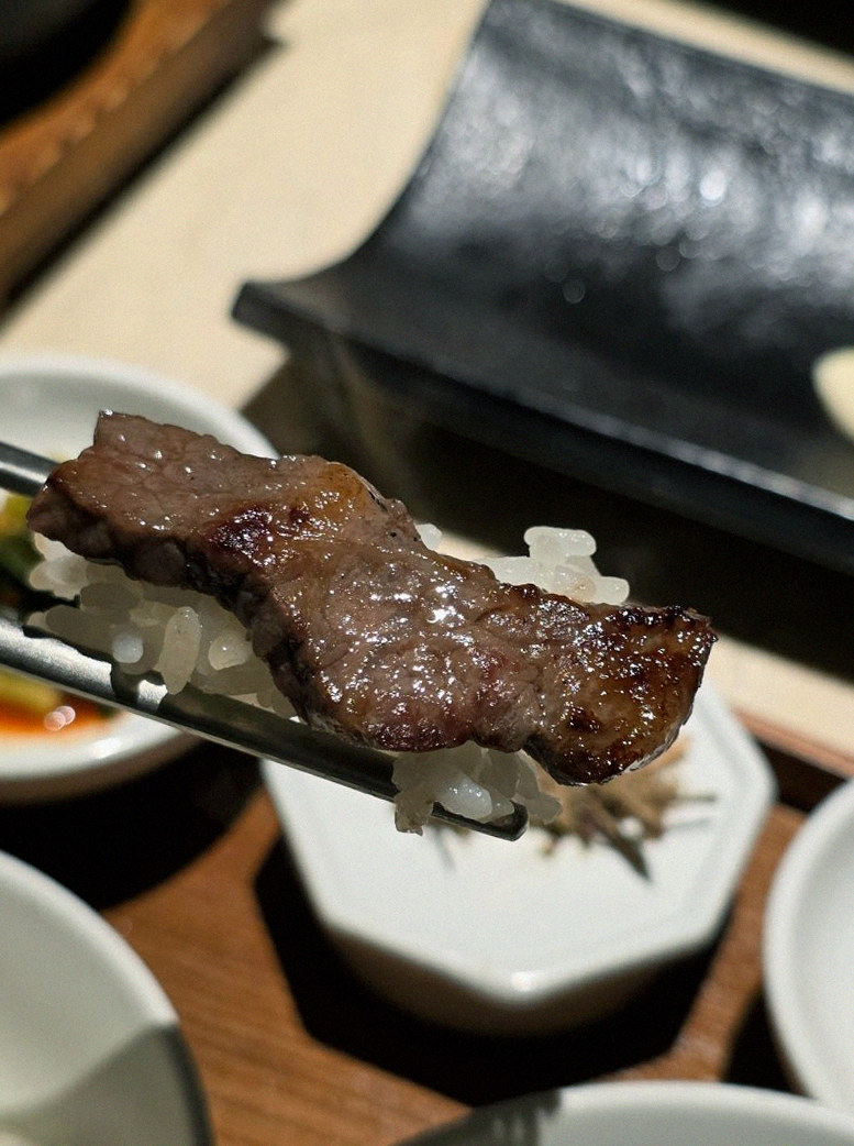 WOOARA Gwanghwamun · premium marbled Hanwoo beef presented before grilling