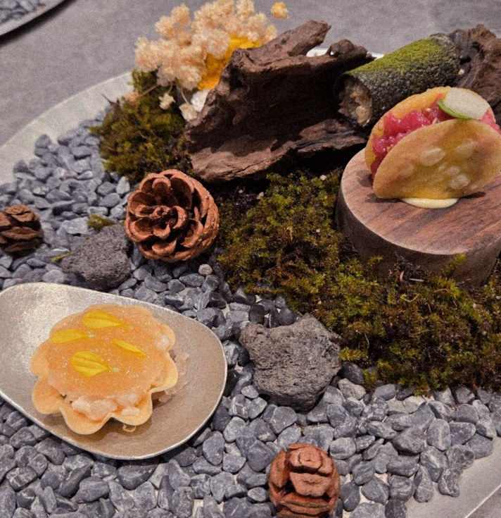 GOWOOGA Gangnam·Yeoksam · seafood course served alongside the beef
