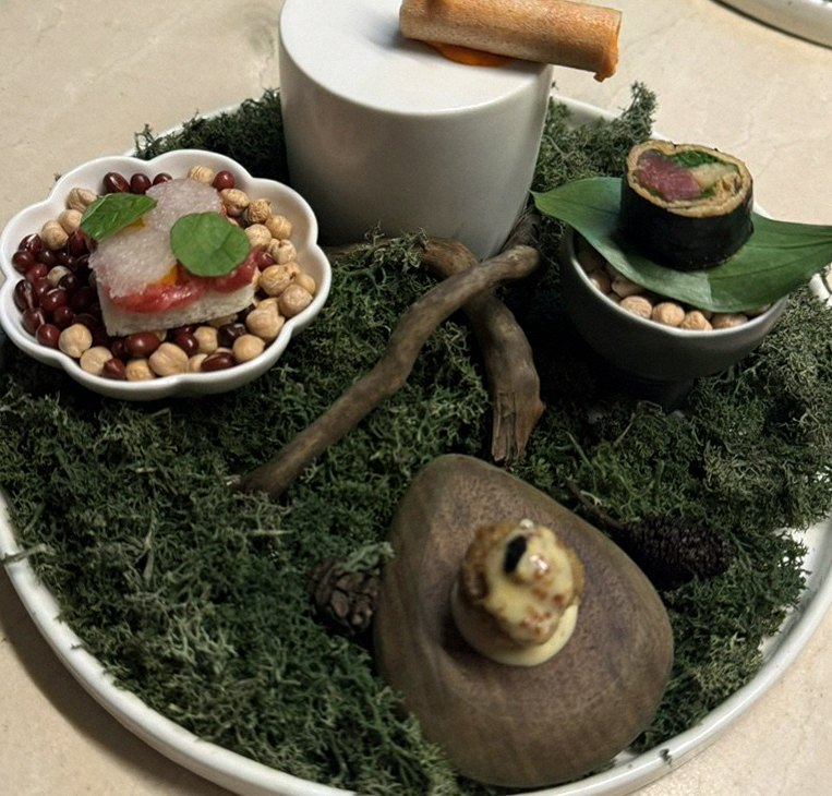 WOOARA Yeouido · seafood course served alongside the beef