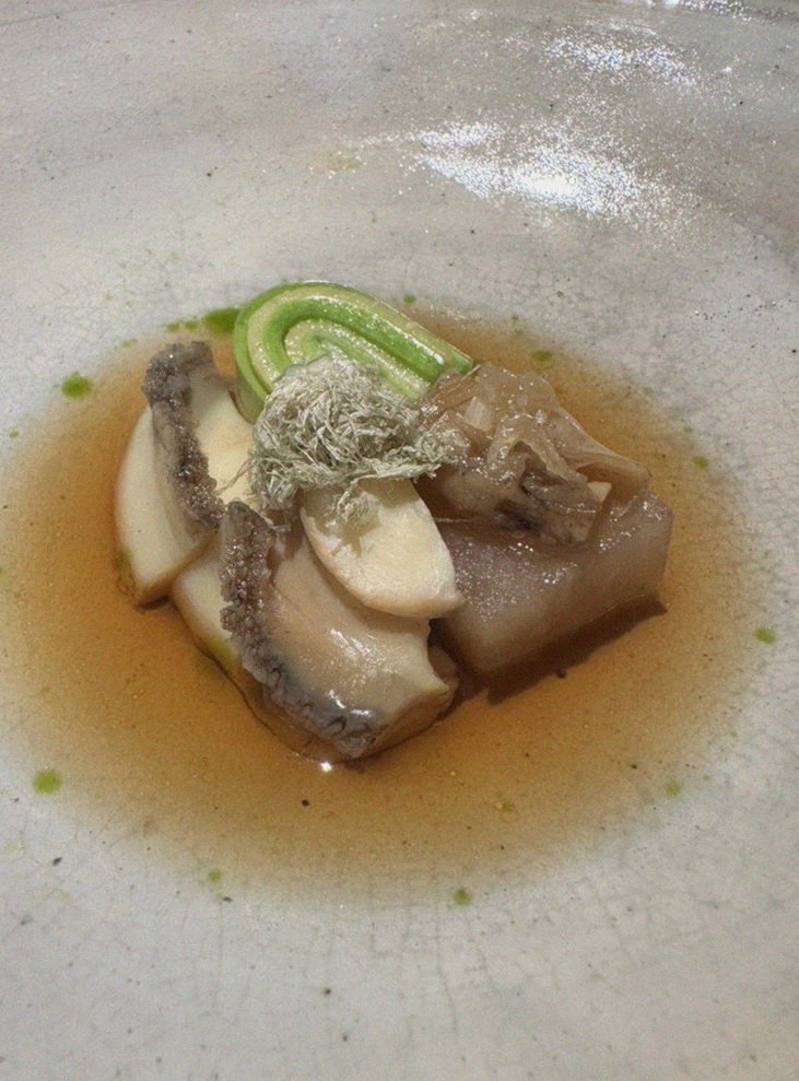 WOOARA Gwanghwamun · コースに添えられる海鮮料理