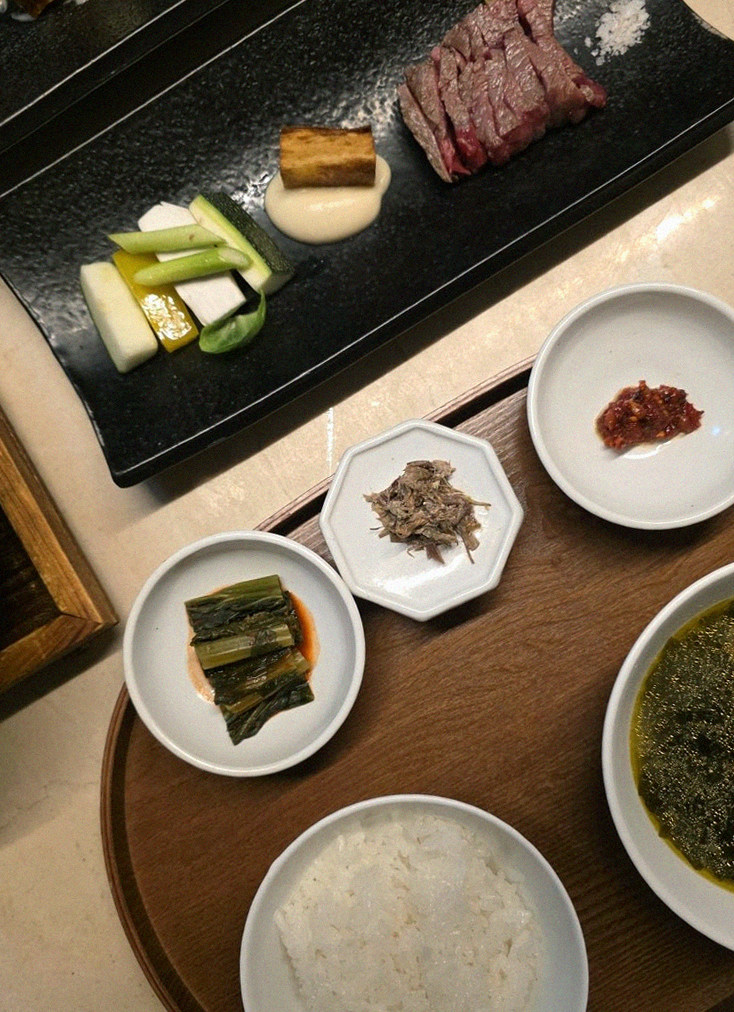우아라 광화문점 · 광화문 오마카세맛집 · 정갈하게 차려진 반찬과 곁들임 찬