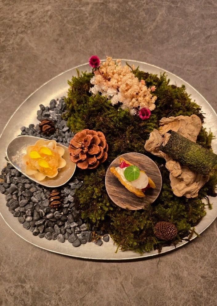 GOWOOGA Yeouido · seafood course served alongside the beef