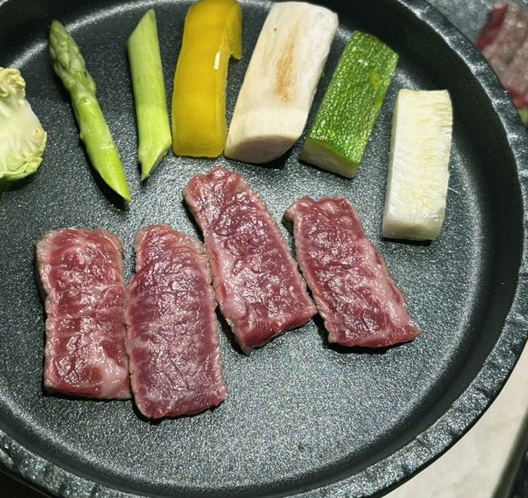 WOOARA Gwanghwamun · premium marbled Hanwoo beef presented before grilling
