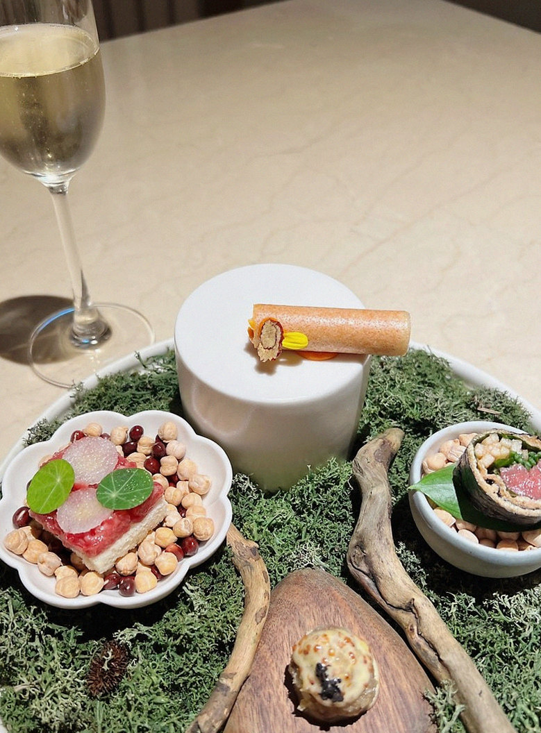 WOOARA Gwanghwamun · the signature Hanwoo showing — marbled beef cuts and caviar presented in a display chest