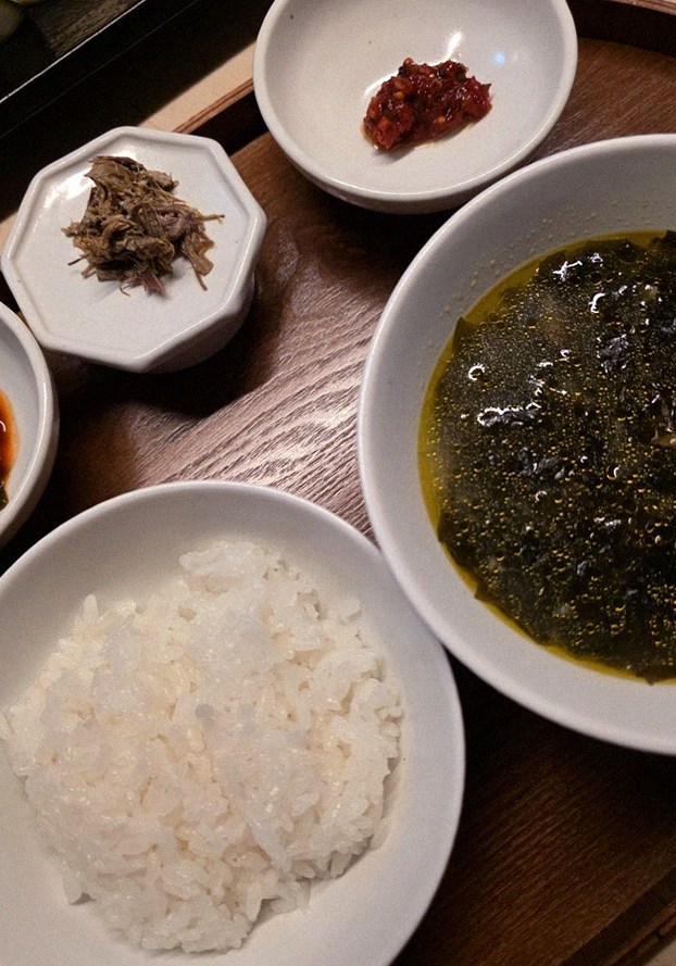 우아라 여의도점 · 63빌딩 맛집 · 정갈하게 차려진 반찬과 곁들임 찬