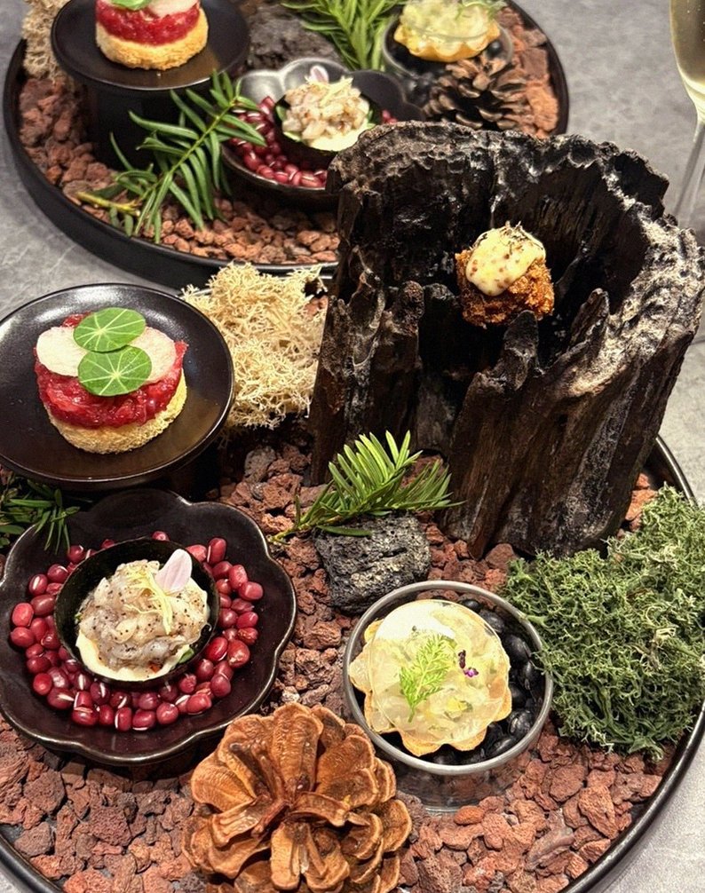 WOOHANA Yeouido · 招牌韩牛展示 — 木盒中呈现的雪花韩牛与鱼子酱