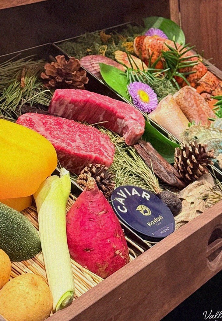 WOOHANA Yeouido · the signature Hanwoo showing — marbled beef cuts and caviar presented in a display chest