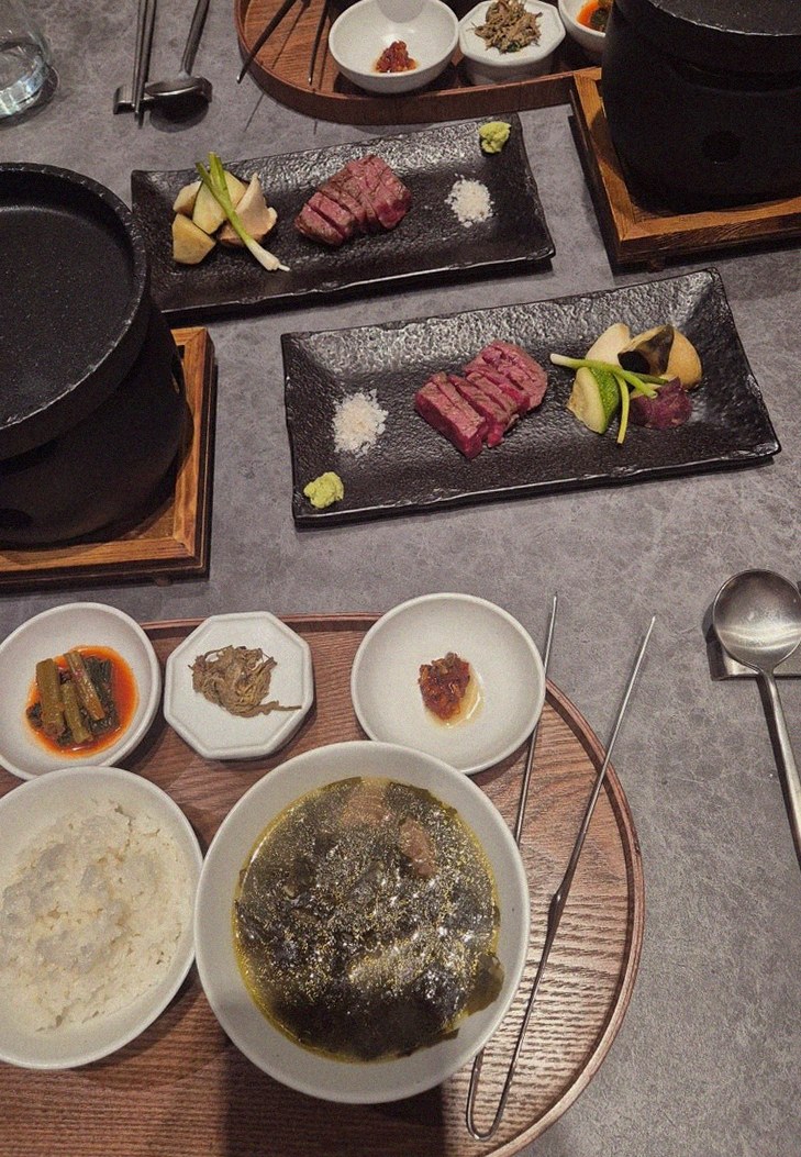 WOOHANA Yeouido · 招牌韩牛展示 — 木盒中呈现的雪花韩牛与鱼子酱