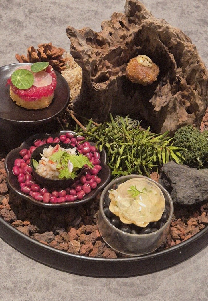 WOOHANA Yeouido · the signature Hanwoo showing — marbled beef cuts and caviar presented in a display chest